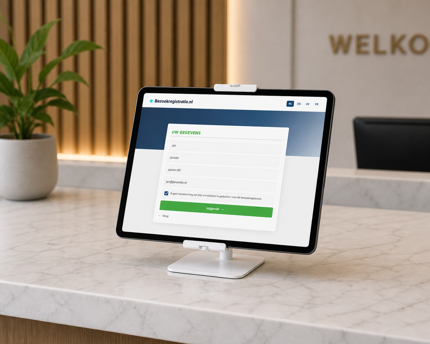 Medewerker meldt zich aan op de tablet